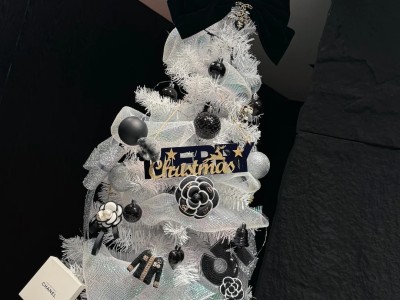 I DIYed a Chanel themed Christmas treeπ