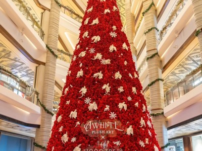The 5-story-high rose waterfall is transformed into a beautiful Christmas tree! 🎄